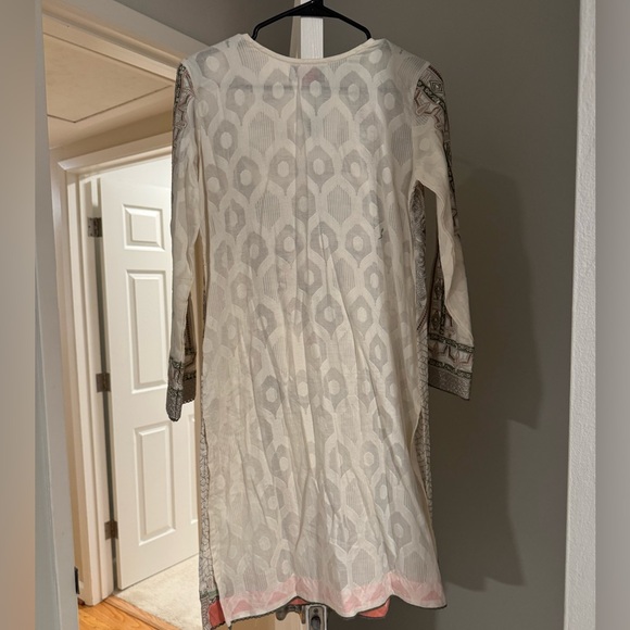 Elegant Floral Patterned Kurta - Picture 2 of 3